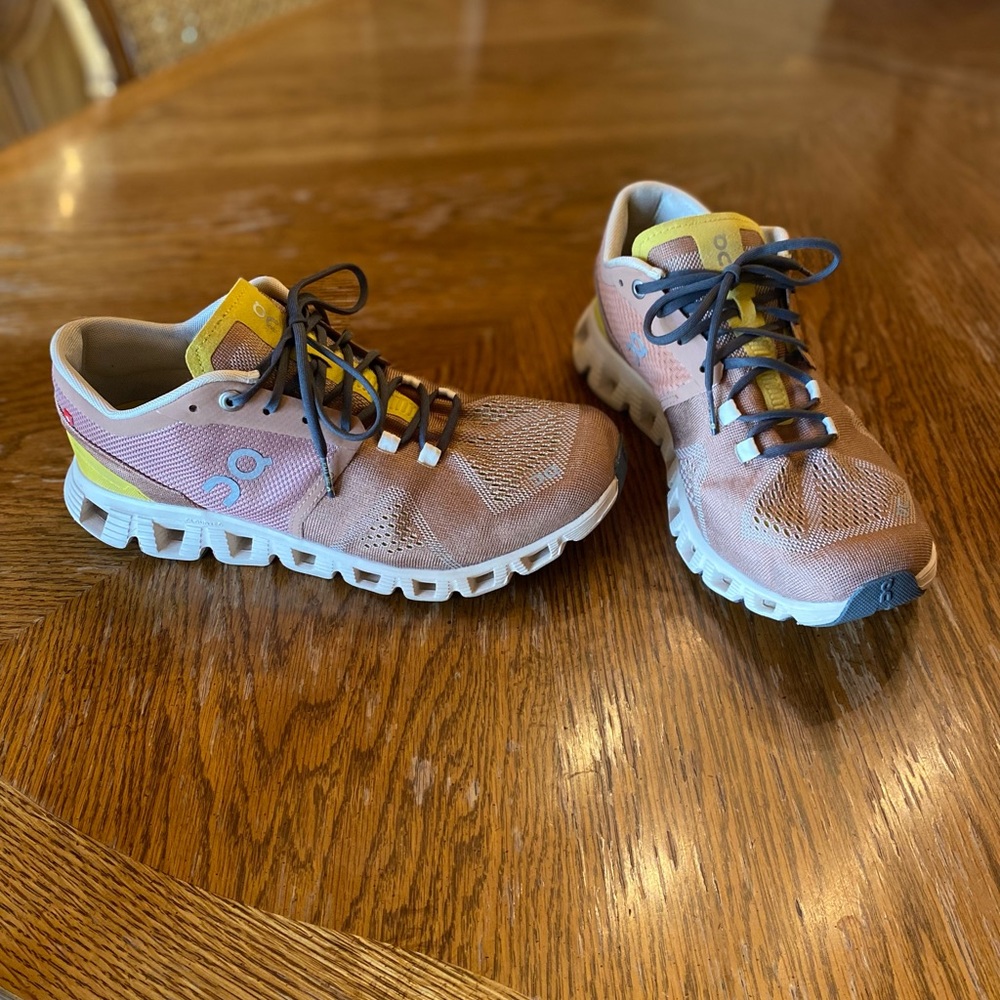 Women’s On Cloud “Cloudflow” tennis shoes